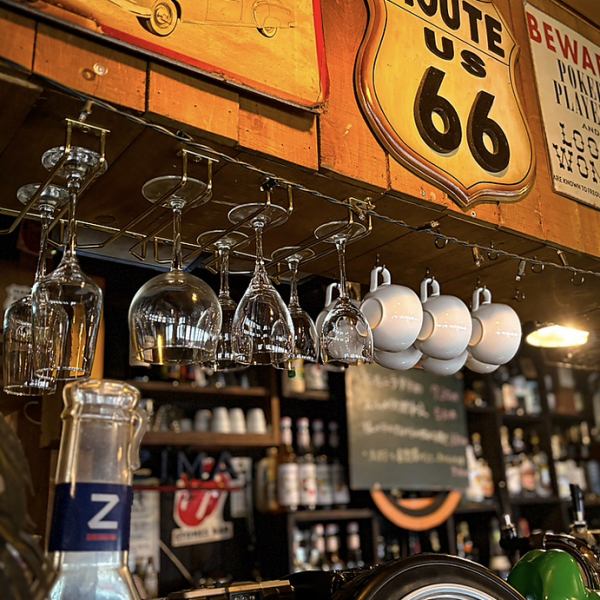 【ヴィンテージ小物とウッド調の店内で贈る懐かしいひととき】懐かしい雰囲気漂うアメリカの70年代から80年代を彷彿させる空間で、お客様をお迎えいたします。ヴィンテージ小物がアクセントとなり、ウッド調の温かみある店内は、まるでタイムスリップしたような感覚をお届けします。