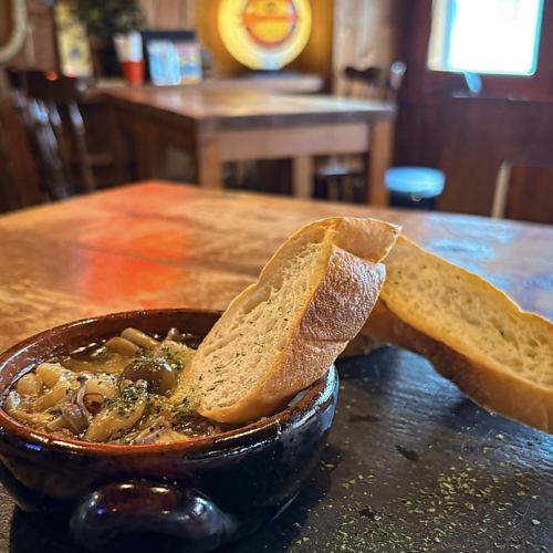 Seafood & Mushroom Ajillo シーフード&きのこのアヒージョ