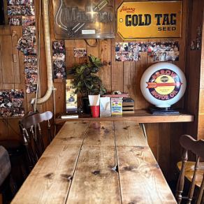 地元で愛されるアメリカンスタイルのお店では、2名様から8名様までがゆったりとくつろげるテーブル席を用意しています。店内のレイアウトはその時々によって変わり、いつ訪れても新たな発見があるかもしれません。ここは自家製ハンバーガーが自慢で、こだわりの詰まった一口食べれば虜になること間違いなし。