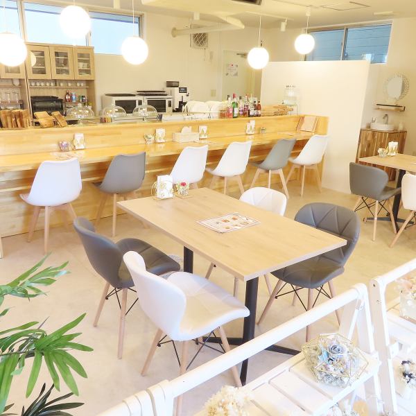 [There is also a flower shop next to the table seats] Our restaurant has table seats that can accommodate 2 to 4 people.Please relax while looking at the flowers in a calm atmosphere.There is a handmade flower shop next to the cafe.Please stop by after your meal ♪