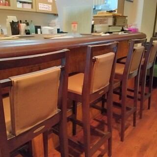 Counter seats where you can enjoy drinks with the aroma of food