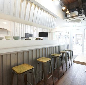 【おしゃれな店内☆】フォトジェニックな店内は、仕事帰りや、女子会、ご友人同士のお集りなど、普段使いにぴったりな空間。思わず誰かを連れて行きたくなるお店です◎