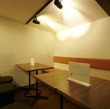 【宴会にも最適!】飲み会や歓送迎会の宴会には、コース料理がおすすめです。様々な料理とお好みのドリンクを合わせてお楽しみください!広々としたテーブルいっぱいに、料理とドリンクを並べてたっぷりとご堪能ください。