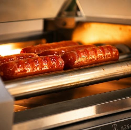 専用マシンで焼き上げる台湾ソーセージの本格的な味わい、外は香ばしく中はジューシー