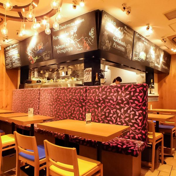 There are no private rooms / standing drinking seats / counters, etc., and it is a lively shop centered on large and small table seats that can be freely combined.Even if you drink alone, there are also customers who will hit each other next to each other? One side sofa seat can be arranged for up to 12 people ♪ Not to mention a small number of people, there are many usage records such as half charter after 20 people and charter after 50 people ◎ Use at parties! Please feel free to contact us!