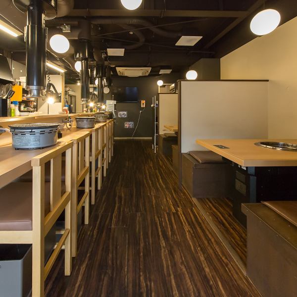 広々とした6人掛けテーブルは、女子会や宴会、家族連れにぴったり。ゆったりとした空間で、思い出話に花を咲かせながら、豊富なメニューを心ゆくまで楽しめます。友達との楽しいひとときや、家族団らんの場に最適な環境です。