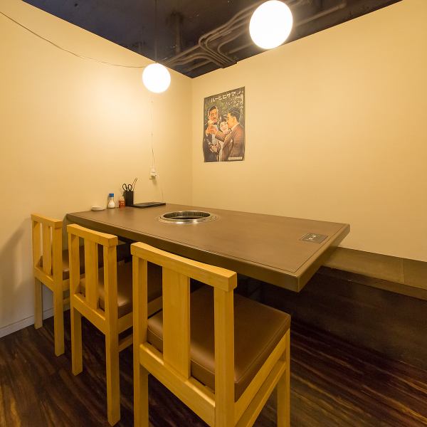 4人掛けテーブルは、女子会や宴会、家族連れにも最適なサイズ。親しい友人や家族との特別なひとときを演出します。美味しい料理を囲んで、心温まる会話を楽しむための理想的な空間です。温もりある雰囲気で、リラックスした時間をお過ごしください。