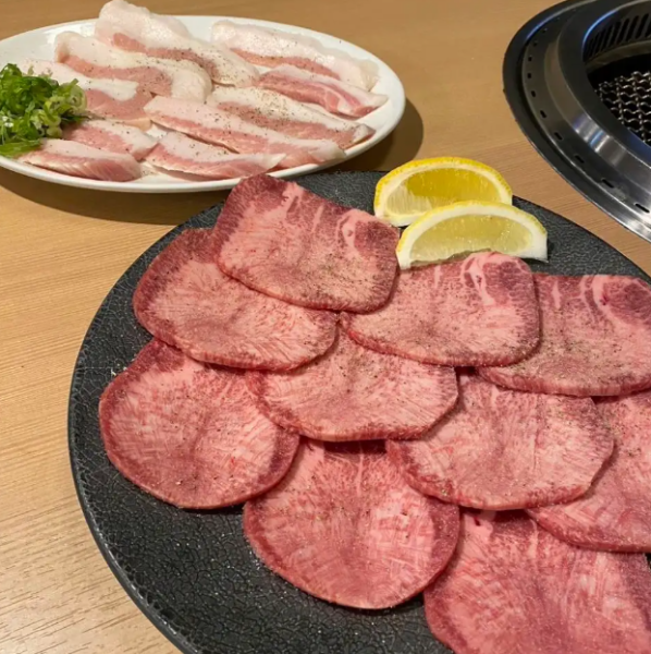 焼肉の人気メニュー◆しっかりとした食感×噛むほどに広がる旨味≪上タン　1人前1,250円(税込)≫