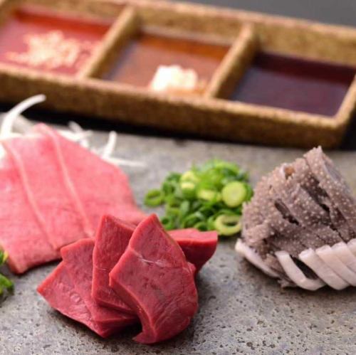 圧倒的な鮮度が自慢◆各部位ごとの異なる食感や風味≪ホルモン刺身盛り合わせ　1人前1,800円(税込)≫