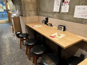 Counter seats can be used by one person.Please feel free to stop by for a meal after work.