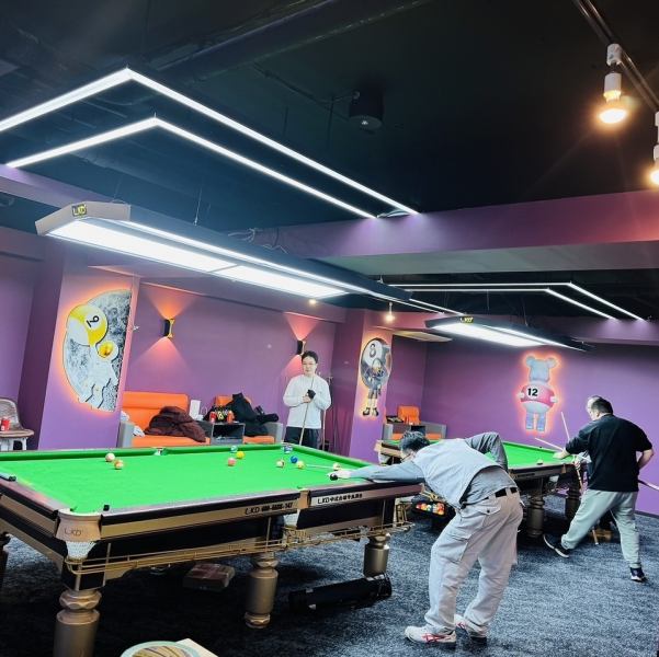 【非現実的なエンターテイメント】都会の喧騒を忘れ、特別な時間を。洗練された空間で、ビリヤードとカラオケを同時に楽しめます。モニターも完備しており、映像も楽しめます。こだわりのインテリアに囲まれながら、忘れられない夜を。
