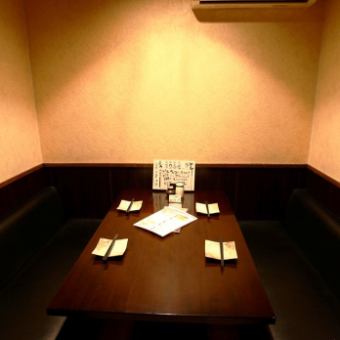 There is one semi-private room.Reservation is recommended because it is a popular seat.