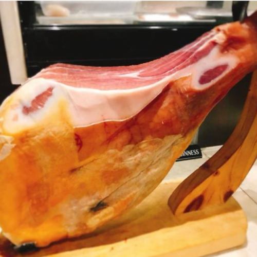 The world's third biggest ham! You can enjoy freshly cut fish!