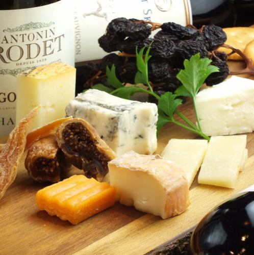 Assorted cheese and dried fruits