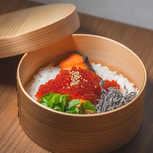 【贅沢なひと皿】おひつご飯 紅鮭といくら 2000円(税込)
