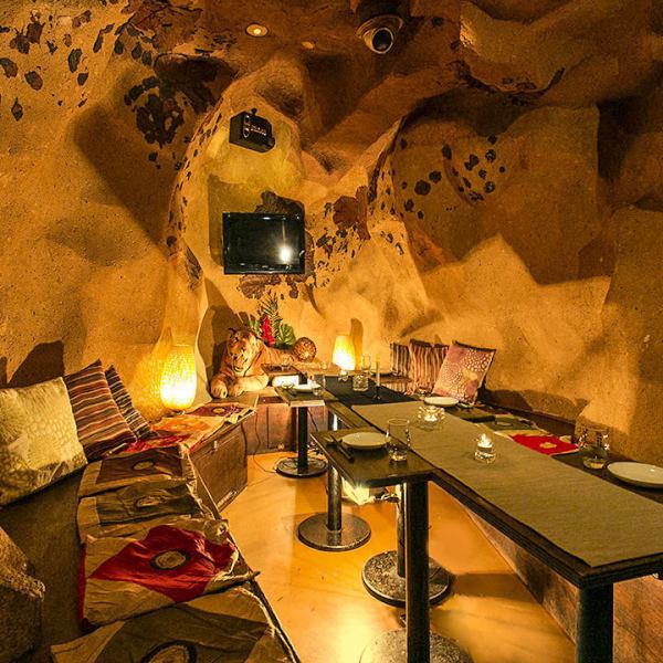 As soon as you step inside the store, there is a group of private rooms like a cave ♪ The atmosphere is outstanding, so there is no doubt that it will be a big success in various scenes such as girls-only gatherings, dates, banquets in Shinjuku ♪ It seems that you got lost in a different dimension Enjoy a relaxing meal in our proud private room ◎ A great all-you-can-drink course starts at 2980 yen! 2 people ~ Available! Please feel free to contact us ★