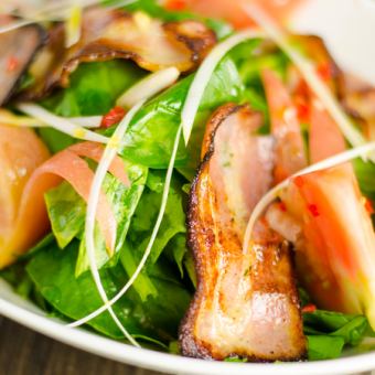 Crispy bacon and spinach salad