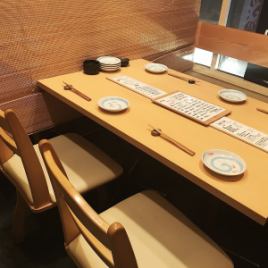 有两个供四个人使用的餐桌座位。也可以连接和使用。