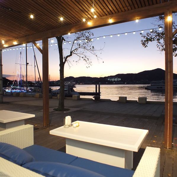 A relaxing bayside "Dejima Wharf" with a panoramic view of Mt. Inasa, with terrace seats and relaxing sofa seats.It can be used in various scenes such as girls-only gatherings, birthdays / anniversaries, and dates.