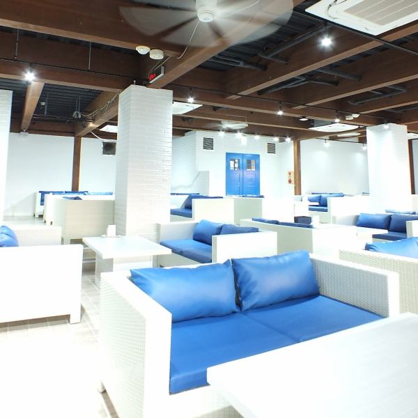 ギリシャサントリーニ島を彷彿とさせる「青」と「白」基調の店内。全席ソファ席となっておりますので、ゆったりとお食事、お酒をお楽しみ頂けます。