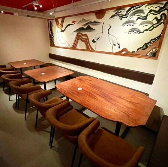 【贅沢な個室空間】当店は全席個室となっており、プライベートな空間で周りに気兼ねすることなくお食事を愉しめます。個室同士を繋げることで、大人数でのご宴会や集まりにも柔軟に対応可能です。また、貸切でのご利用も可能となっております。周囲を気にせず、心に残る素敵な時間をゆったりとお楽しみください。