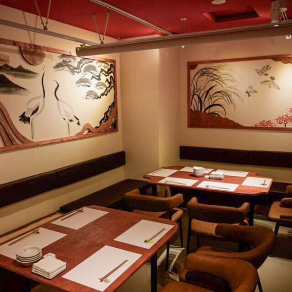 【絵画が彩る和の個室】和の趣が漂い、落ち着きのある静かな空間が広がるテーブル席です。ゆったりと座れる椅子と落ち着いた色合いの内装が、特別な時間をより一層豊かに演出します。自慢の料理を心ゆくまで愉しめる、至福のひとときをお過ごしいただけます。各種ご宴会、デートなど様々なシーンでご利用ください。