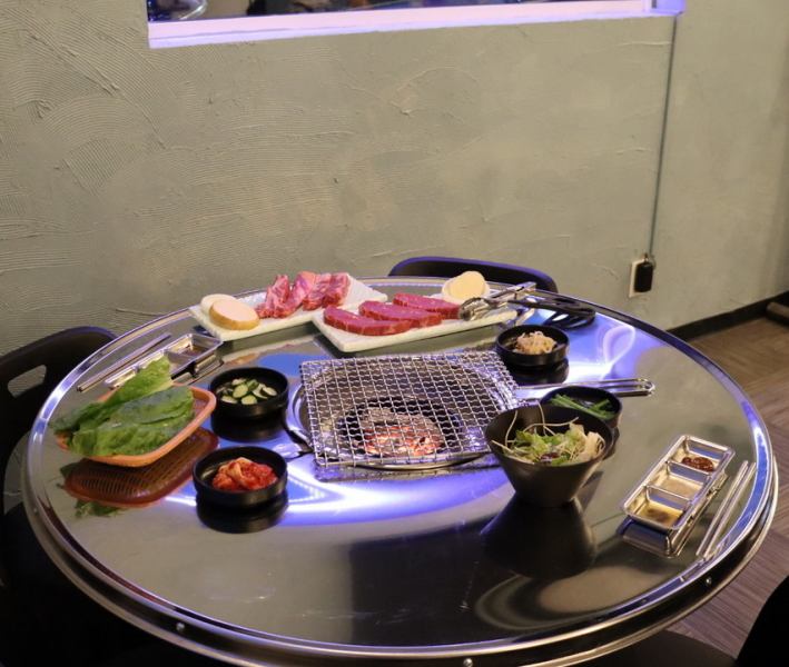 おしゃれな内装とともに、韓国焼肉が楽しめる場所★友達との楽しい時間を過ごせること間違いなし♪ 食べ放題プランも充実しているから、お腹いっぱい楽しめるのが嬉しいポイント☆ みんなでわいわい焼肉を囲むひとときは、特別な思い出になるはず◎ ぜひ一度足を運んでみて！