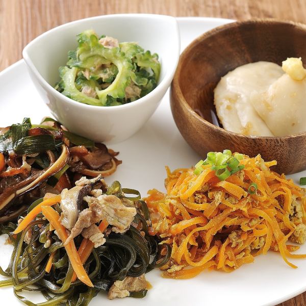 Assorted appetizer "Family set" 920 yen is a popular menu with 5 kinds of Okinawan side dishes