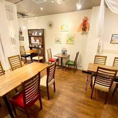 テーブル席　お食事はもちろん、ワークショップなどにも利用いただける広めのテーブル席です。