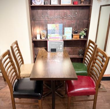 壁際テーブル席　お仕事や作業など集中したい時やお食事などもしていただけるお席になっております。