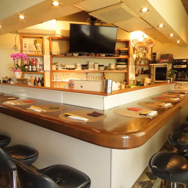 【アットホームなカラオケ居酒屋です☆】店内は温かみのある照明が心地よく、ゆったりとした空間が広がっています。カラオケ設備も完備しており、思いっきり歌を楽しめます。アットホームな雰囲気が漂っており、誰でもリラックスできるカラオケ居酒屋です◎ぜひ、お気軽にお越しください!