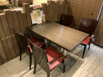 We have table seats with stylish wood grain.Please use it for dates and girls-only gatherings.