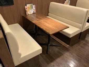 The fluffy sofa is perfect for those who want to have a leisurely lunch ♪ It is a safe seat for families with children.