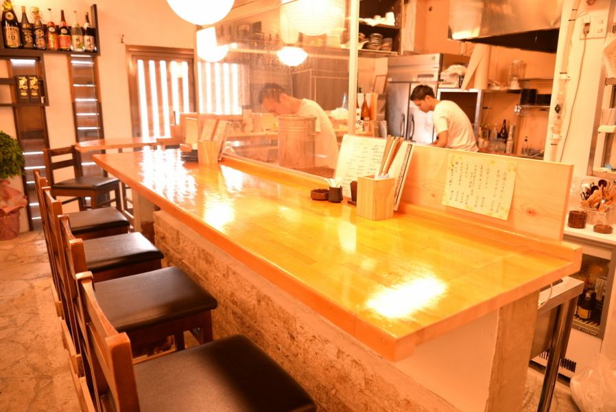 Counter seats in the center in the shop are many customers who stay long together, such as regular customers who came to drink sakura on their way home alone and couple customers who are on dating!
