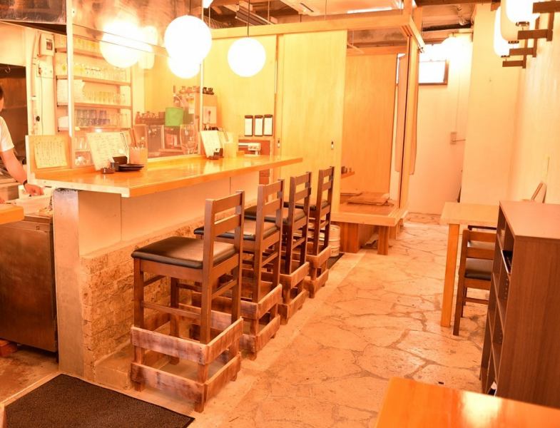 The counter seat in the center of the store is also increasing the number of people who drink saku and date on the way home from work ☆ You can also charter 20 to 30 people for banquets! Large number of people such as company banquets Since banquets are also available, please feel free to contact us for dates and time ♪