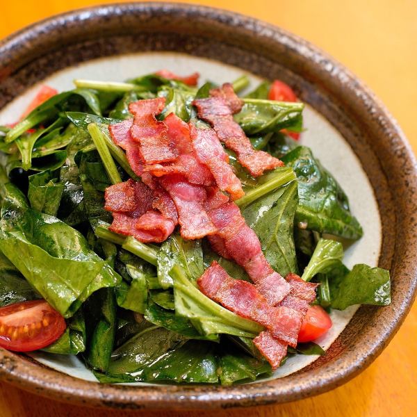 Crispy bacon and raw spinach salad