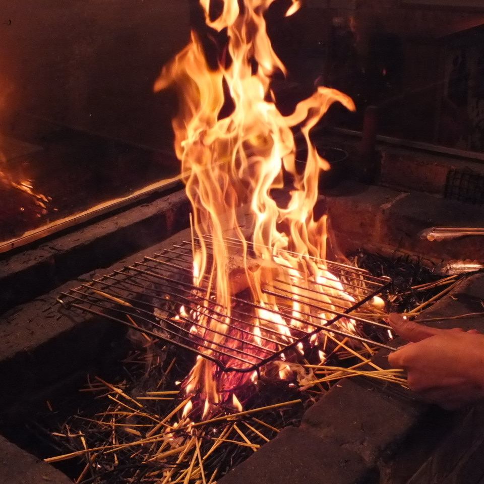 様々なものを藁焼きで提供しております。