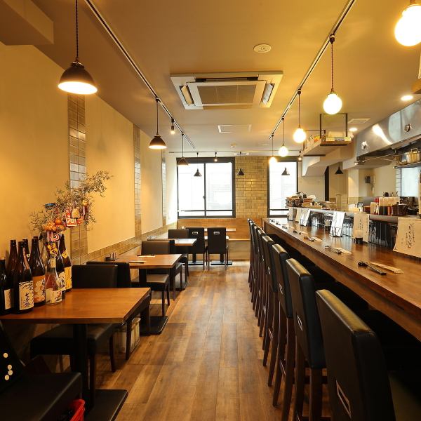 少人数向けのカウンター席をはじめ、テーブル席もご用意。お誕生日のお祝いにもご対応していますので、大切な人たちをお祝いするサポートもお任せください◎