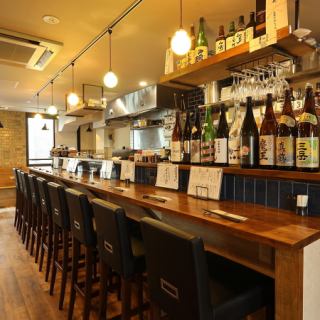 カウンターメインの店内はおひとり様でも気軽に楽しめます◎