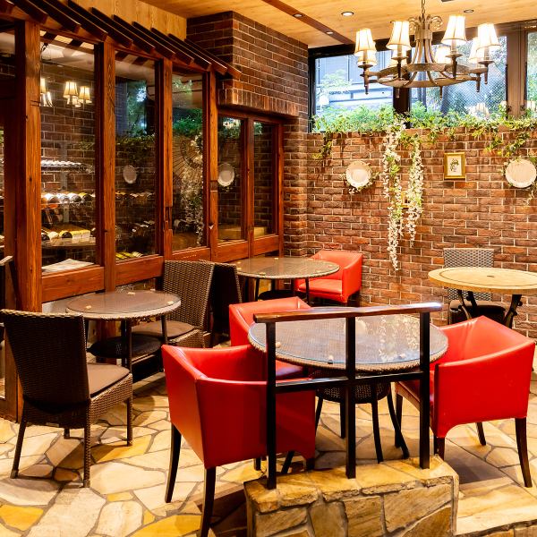 煌びやかなシャンデリアが目を引くお洒落で華やかな空間です♪レンガ調の温かみある店内には、当店自慢のウォークインワインセラーを完備しております◎中には選び抜かれた国産ワインやこだわりのお酒がずらりと並んでおりまさに圧巻です！可愛らしい赤い椅子に腰掛けながら自慢のお料理と共にお好みの一杯をご堪能下さい★