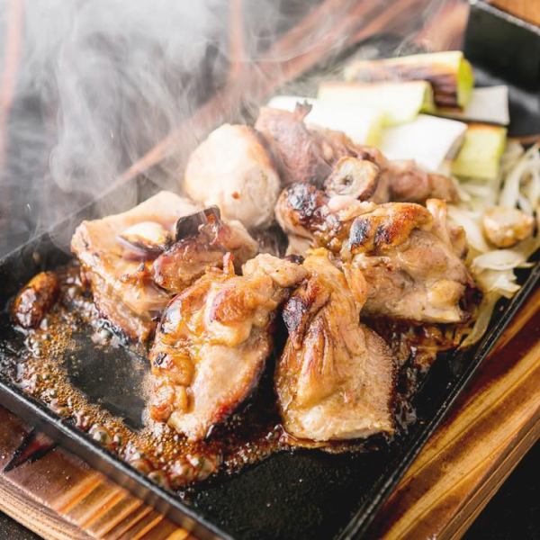 "고기의 맛을 호화롭게"옛부터 전해지는 전통 요리의 "구이 구이"는 명물 요리! 뜨거운 괭이로 구운 식재 본래의 맛