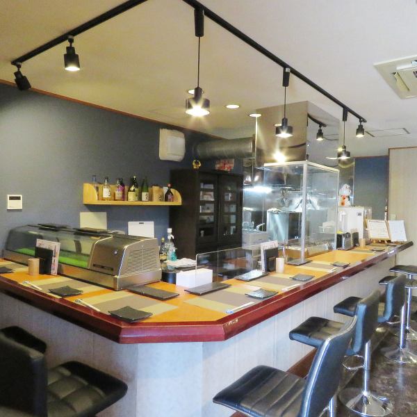 ≪余裕のあるゆったりカウンター席≫自慢のカウンター席で、店主の華麗な手さばきを見ながらお食事をお楽しみいただけます。落ち着いた和の空間は、デートや特別な日のお食事にもおすすめです。店主との会話も弾む、心温まるひとときをお過ごし下さい。調理風景から五感で愉しめる特等席で特別な体験をご提供いたします◎