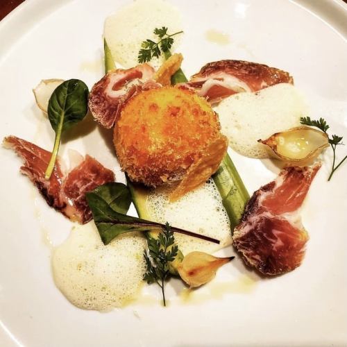 Fried soft-boiled egg, green asparagus and Iberian ham