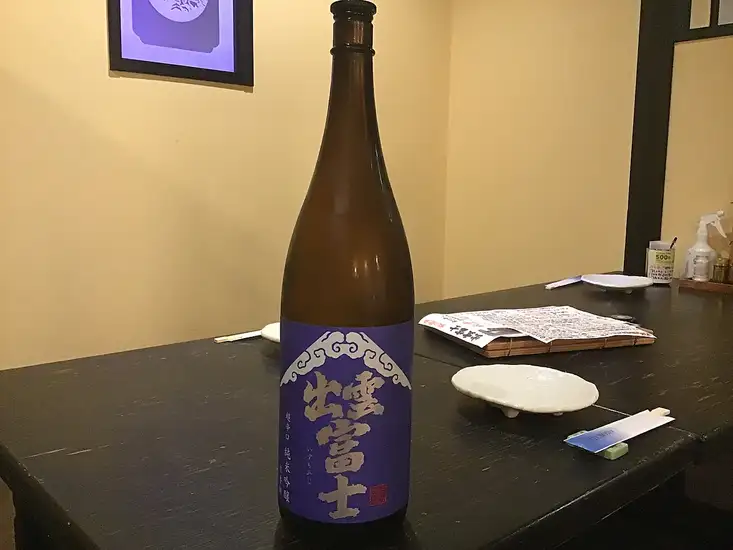落ち着いた雰囲気の店内で美味しいおばんざいと地酒を堪能して！