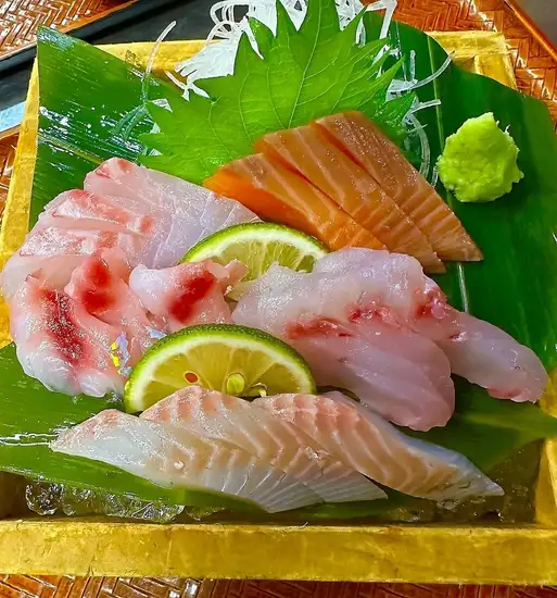 日本海から直送された新鮮な魚を、炭火焼きやお造りで楽しんで！