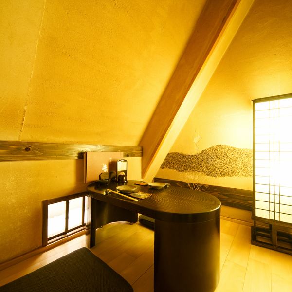 店内2階、階段の横にある暖簾をくぐった先には、2名様向けのお部屋をご用意いたしました。小さな照明に照らされたほの暗い空間には、大人の雰囲気が漂っています。お座敷のため、足を崩してお座りいただくことが可能。大切な方とのデートに好評の個室となっています！