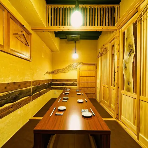 当店では8名様から最大12名様までの個室貸切ご宴会も可能。お部屋は壁と仕切りのある完全個室のため、プライベート感もしっかりあります。そのため、しっとりと楽しみたいお食事会や接待はもちろん、歓談しながら賑やかに楽しみたいご宴会、打ち上げ、女子会などにもうってつけ。まずはお気軽にお問い合わせください！