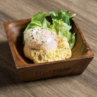 半熟卵の燻製ポテサラ