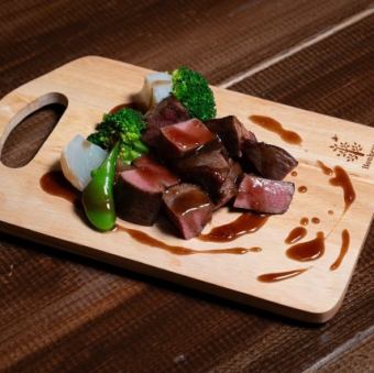低温調理のレア厚切り牛タン