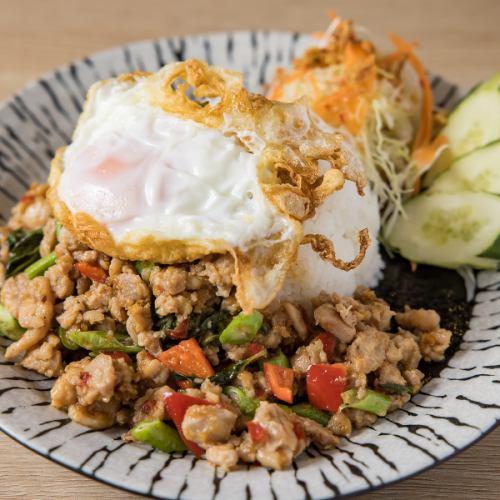 점심 식사로 저렴한 태국 요리